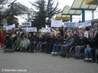 Акция инвалидов-колясочников в Симферополе, 7 апреля 2010