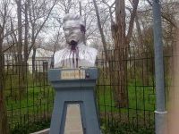 В Саках вандалы осквернили памятники Ленину и Кирову, 19 апреля 2011