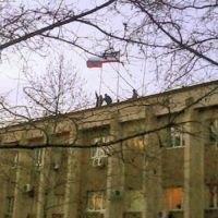 Над зданием Сакской администрации подняли Российский флаг, 10 марта 2014