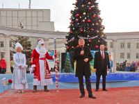 В Саках открыли городскую ёлку, 25 декабря 2015