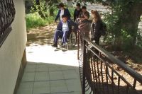 Сакские чиновники проехали по городским улицам в инвалидных креслах, 10 мая 2016