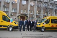 Сакский район получил 2 новых школьных автобуса