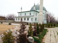 В Сакской мечете высадили туи, 15 апреля 2022