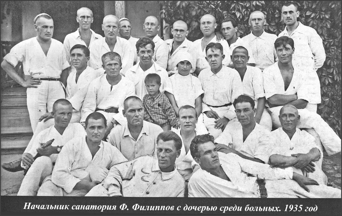 Начальник санатория Ф.Филиппов с дочерью среди больных. 1935 год