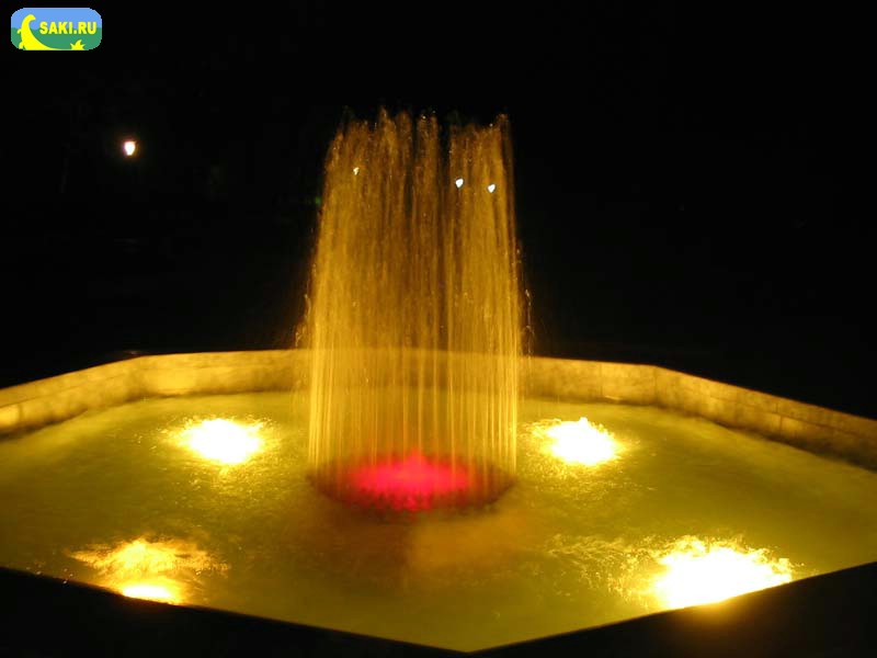 Цветовой фонтан вечером