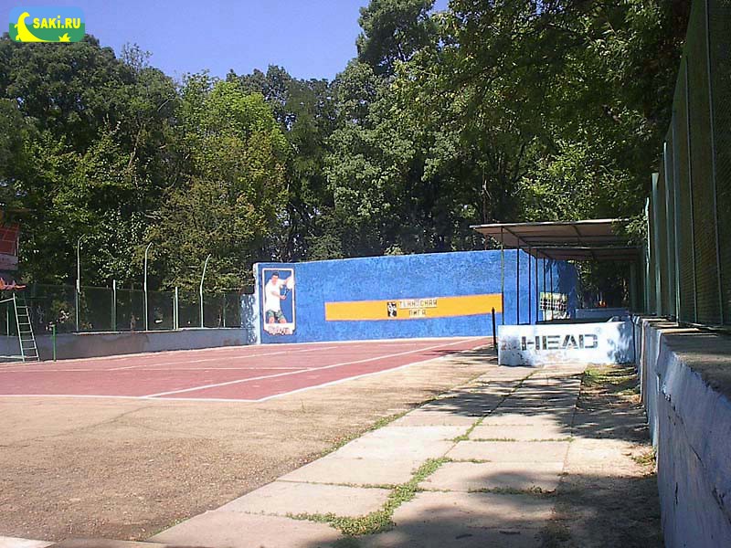 Тенисный корт в парке