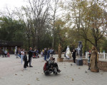 Миниатюра : Живые статуи у входа в парк