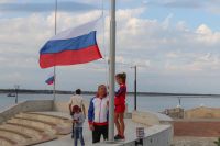 На набережной подняли флаг России