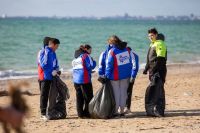 Студенты убрали пляж в Прибрежном после шторма, 4 февраля 2024
