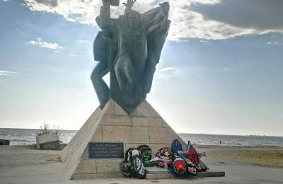 Памятнику Евпаторийскому десанту исполнилось 55 лет, 7 июня 2025