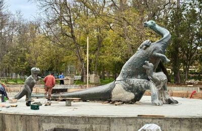 Бронтозавра перенесли в парк, 5 ноября 2025